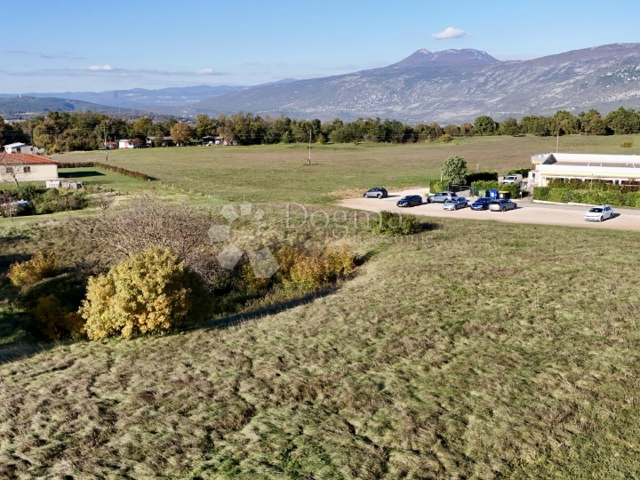 Idealna prilika! Građevinsko zemljište 6km od mora!