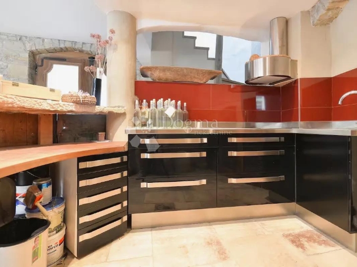 Kuća za najam i podnajam – Oprtalj, Istra