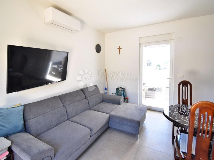 Valdebek - stan u prizemlju s terasom 55m2