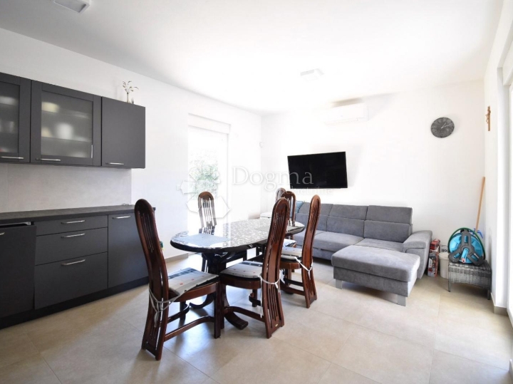 Valdebek - stan u prizemlju s terasom 55m2