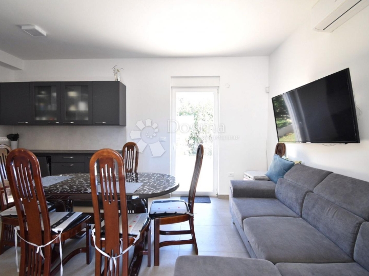 Valdebek - stan u prizemlju s terasom 55m2