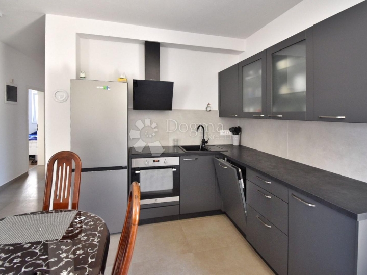 Valdebek - stan u prizemlju s terasom 55m2