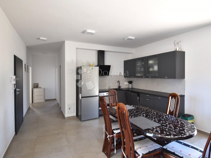 Valdebek - stan u prizemlju s terasom 55m2