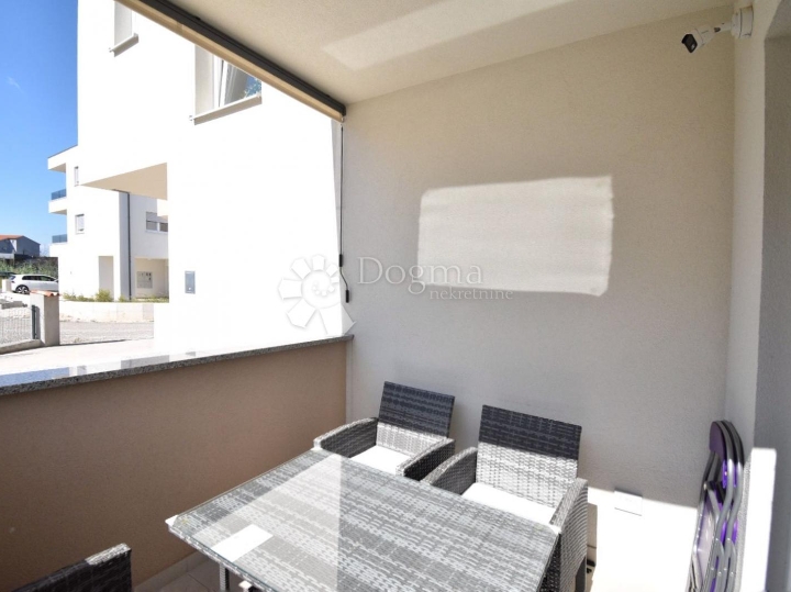 Valdebek - stan u prizemlju s terasom 55m2