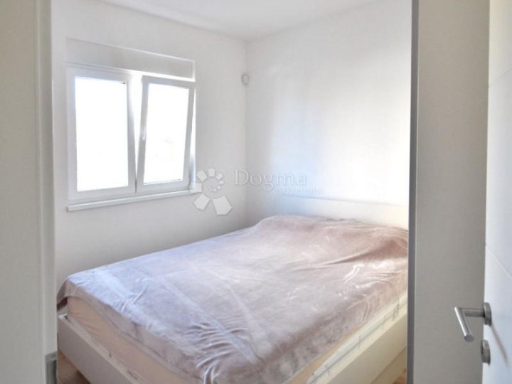 Valdebek - stan u prizemlju s terasom 55m2