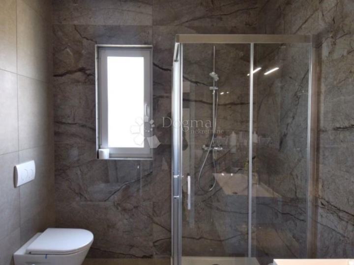 Valdebek - stan u prizemlju s terasom 55m2