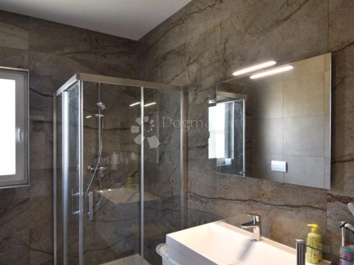 Valdebek - stan u prizemlju s terasom 55m2