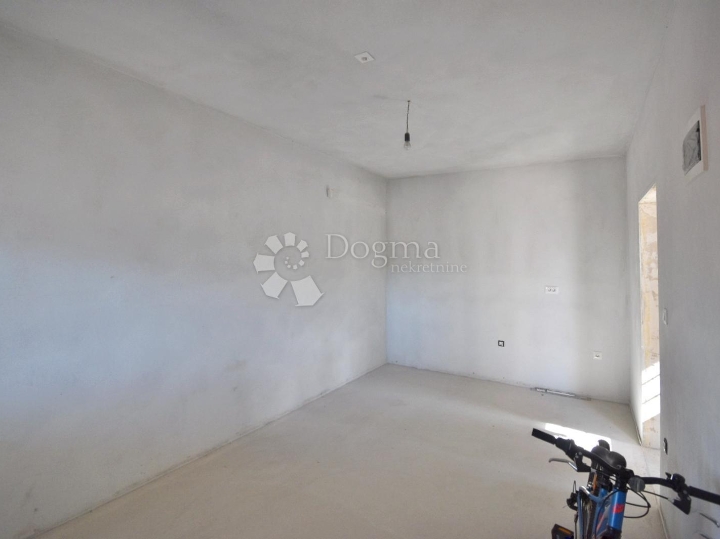 Valdebek - stan u prizemlju s terasom 55m2