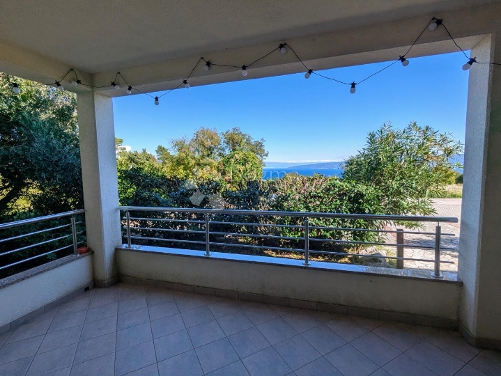 Labin, okolica, stan s pogledom na more