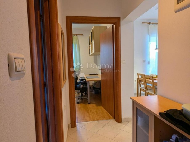 Labin, okolica, stan s pogledom na more