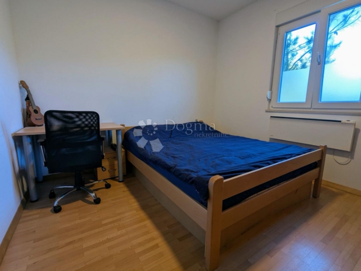 Labin, okolica, stan s pogledom na more