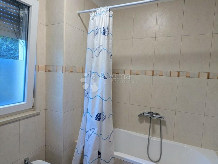 Labin, okolica, stan s pogledom na more