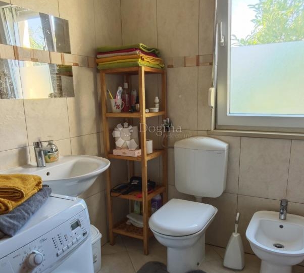 Labin, okolica, stan s pogledom na more