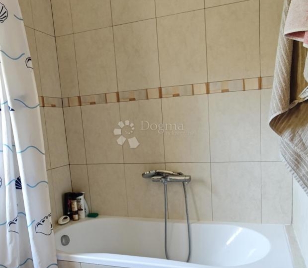 Labin, okolica, stan s pogledom na more