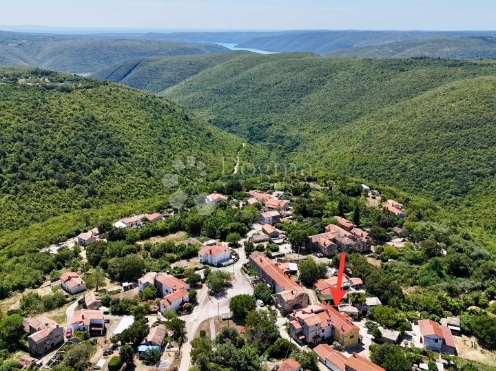 Kuća u nizu na selu s garažom i vrtom