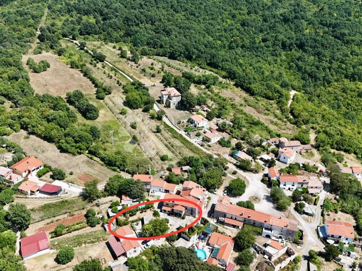 Kuća u nizu na selu s garažom i vrtom