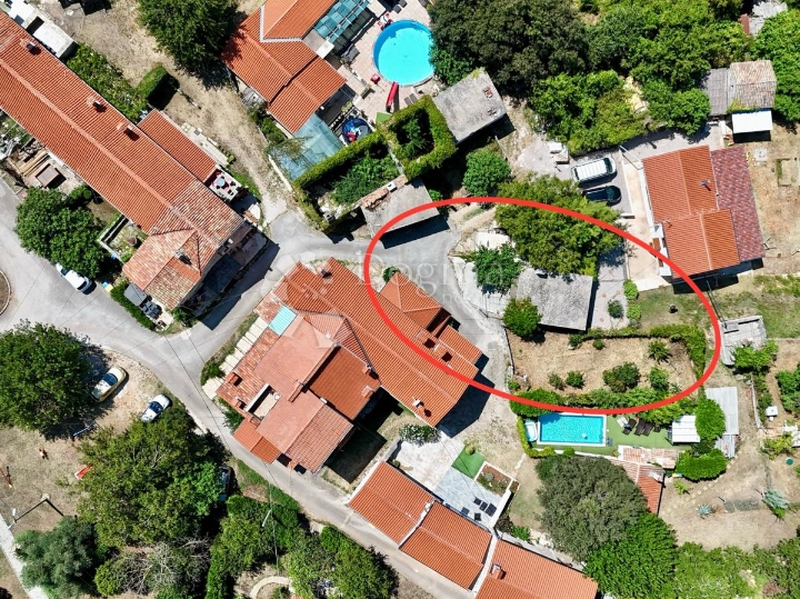 Kuća u nizu na selu s garažom i vrtom