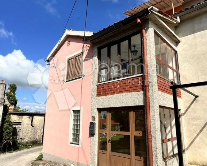 Kuća u nizu na selu s garažom i vrtom