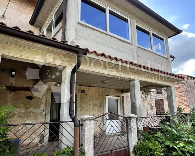 Kuća u nizu na selu s garažom i vrtom