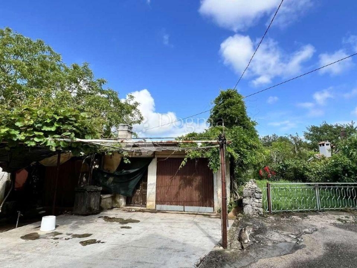 Kuća u nizu na selu s garažom i vrtom