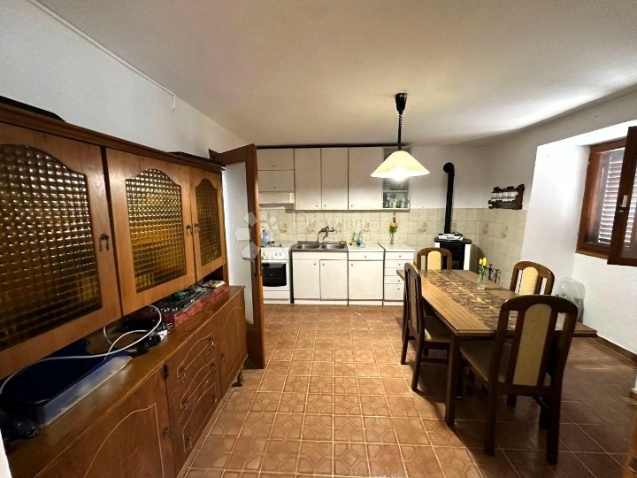 Kuća u nizu na selu s garažom i vrtom