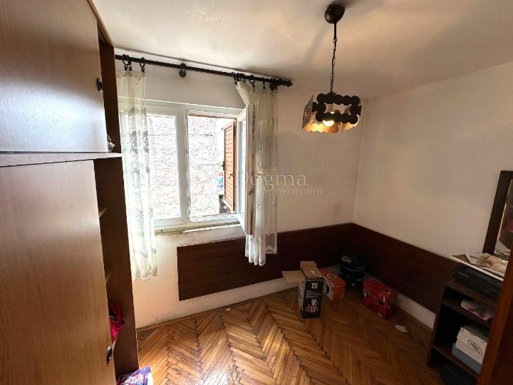 Kuća u nizu na selu s garažom i vrtom