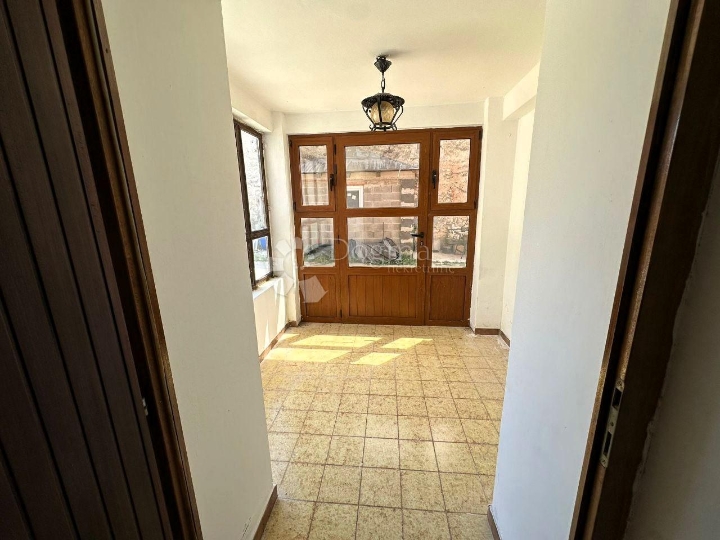 Kuća u nizu na selu s garažom i vrtom