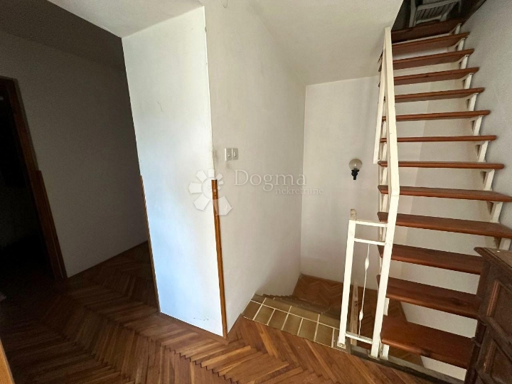 Kuća u nizu na selu s garažom i vrtom