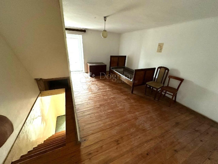 Kuća u nizu na selu s garažom i vrtom