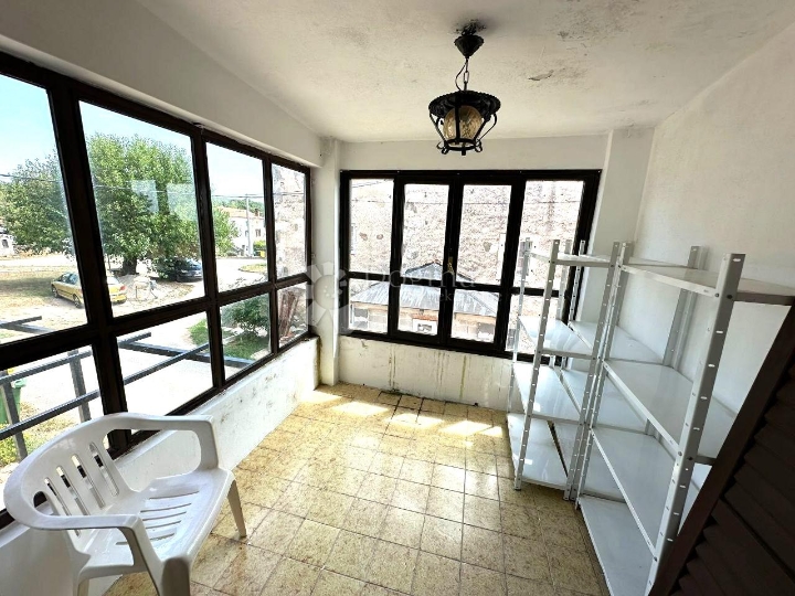 Kuća u nizu na selu s garažom i vrtom