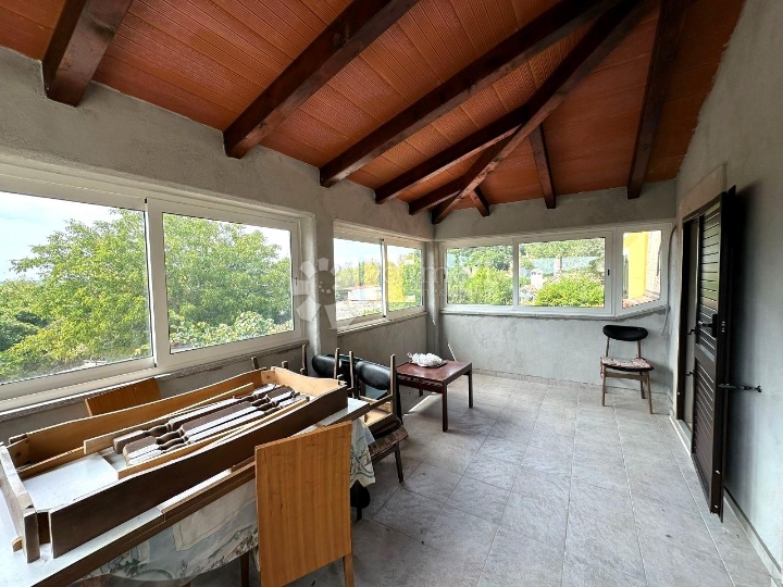 Kuća u nizu na selu s garažom i vrtom