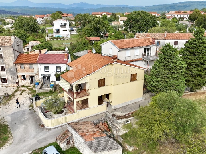 Kuća za najam sa 2 stana, Hrboki 180m2