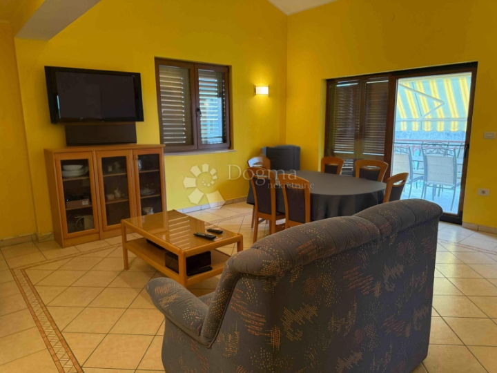 Kuća za najam sa 2 stana, Hrboki 180m2