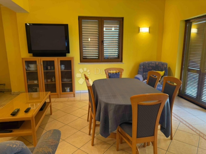 Kuća za najam sa 2 stana, Hrboki 180m2