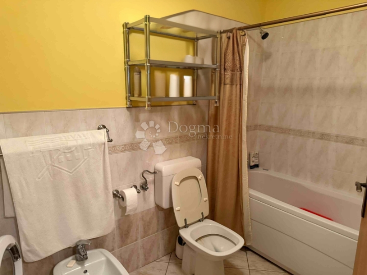 Kuća za najam sa 2 stana, Hrboki 180m2