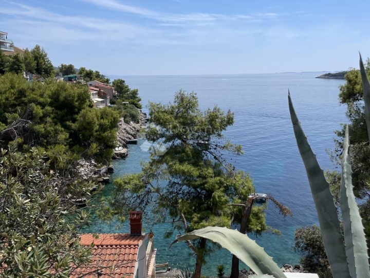 Spuštena cijena! 2. red do mora, građ. dozvola za vilu s bazenom