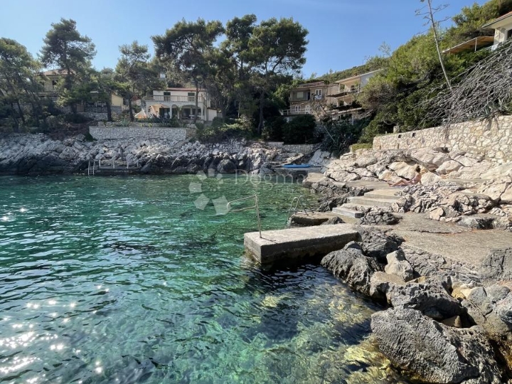 Spuštena cijena! 2. red do mora, građ. dozvola za vilu s bazenom