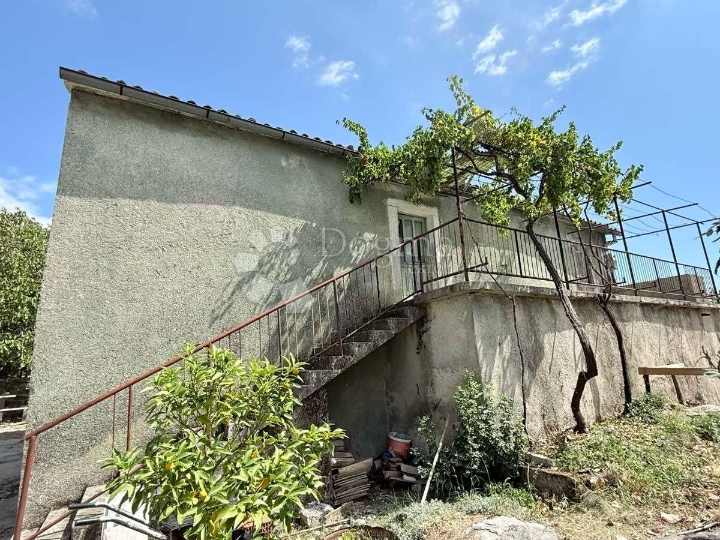 Samostojeća kamena kuća za renovaciju s pogledom