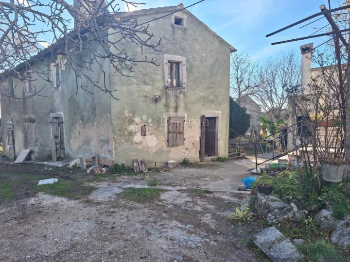 Samostojeća kamena kuća za renovaciju s pogledom