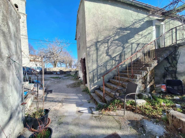 Samostojeća kamena kuća za renovaciju s pogledom