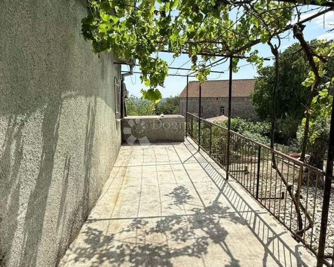 Samostojeća kamena kuća za renovaciju s pogledom