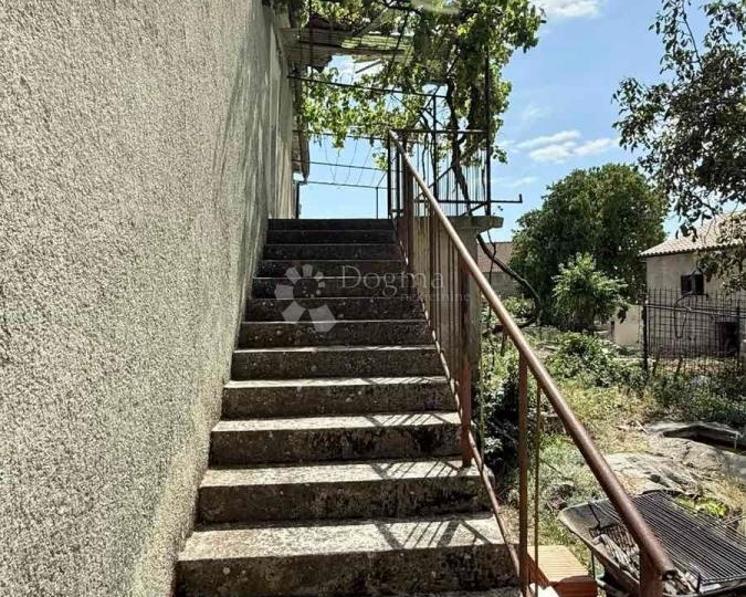 Samostojeća kamena kuća za renovaciju s pogledom