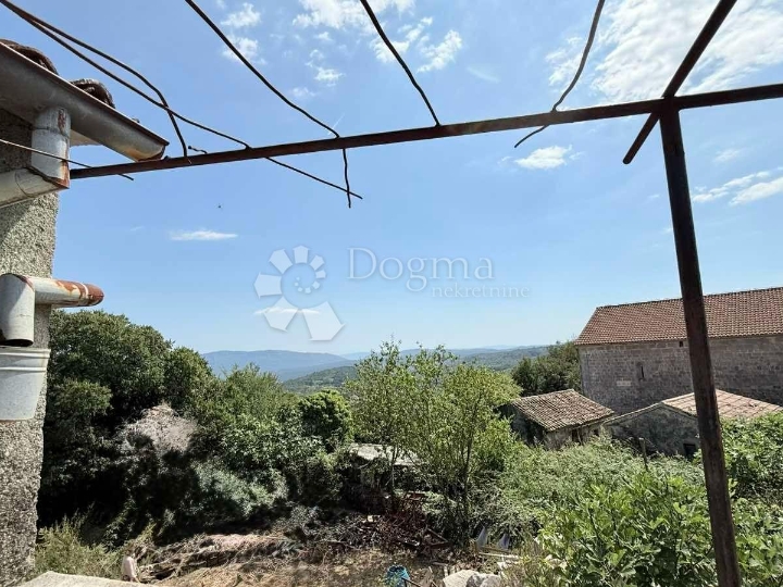 Samostojeća kamena kuća za renovaciju s pogledom