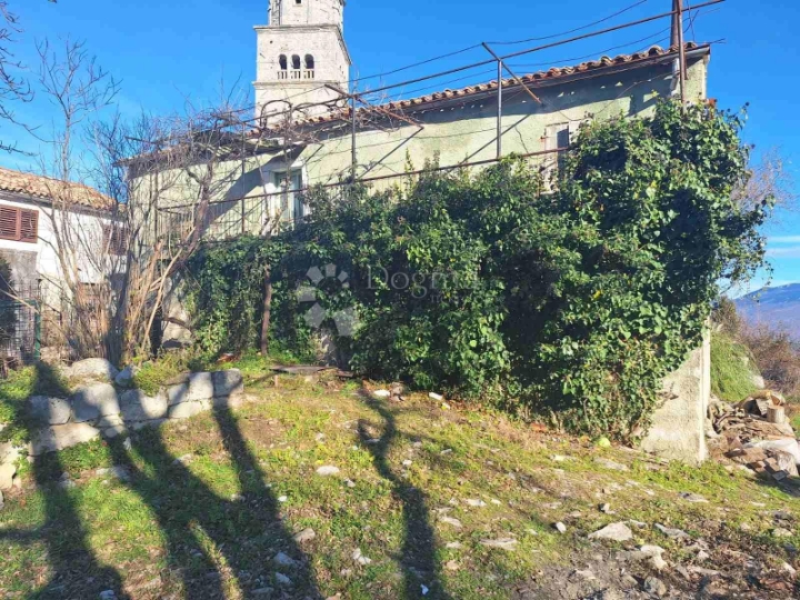 Samostojeća kamena kuća za renovaciju s pogledom