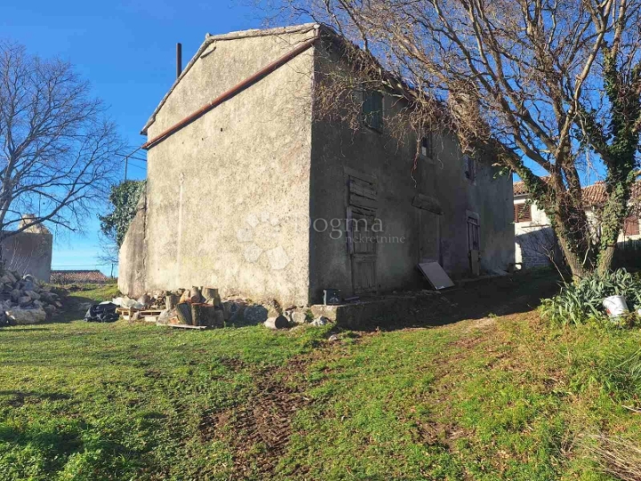 Samostojeća kamena kuća za renovaciju s pogledom