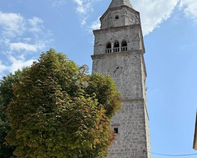 Samostojeća kamena kuća za renovaciju s pogledom