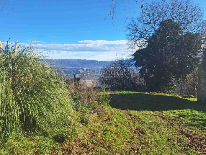 Samostojeća kamena kuća za renovaciju s pogledom