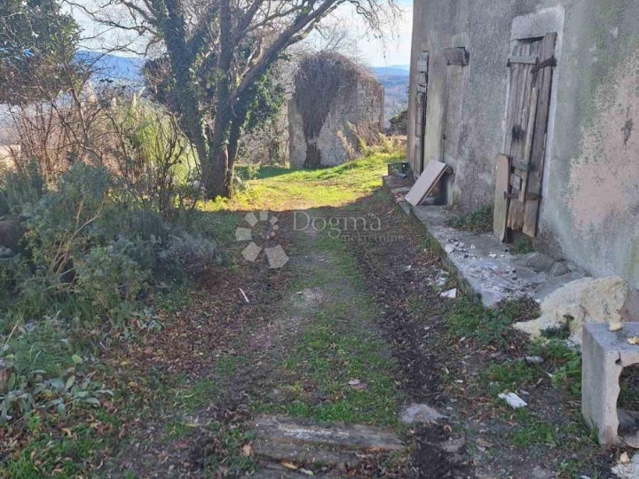 Samostojeća kamena kuća za renovaciju s pogledom