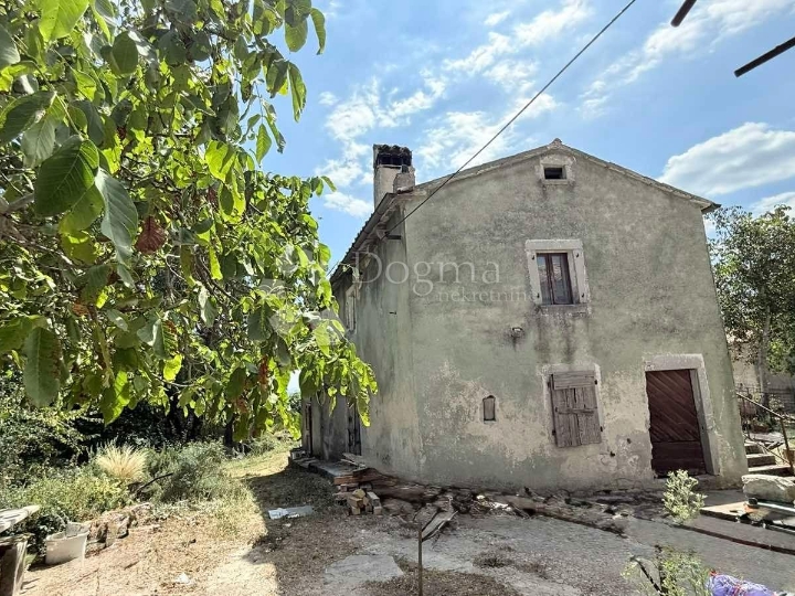 Samostojeća kamena kuća za renovaciju s pogledom