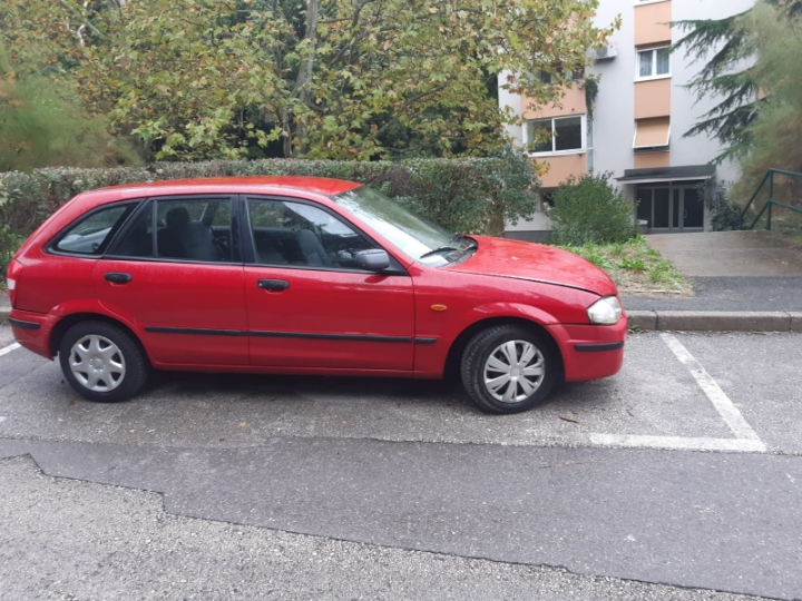 Mazda 323, 1.3i, 2000. g., 1. vlasnica